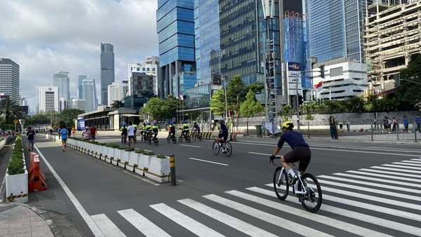 Polisi Evakuasi Warga Pingsan di CFD Sudirman