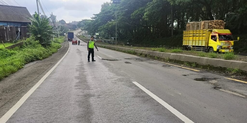 Jalan Pantura Berlubang Penyebab Kecelakaan