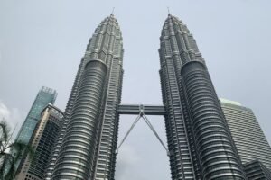 Abadikan Momen Terbaik di Menara Petronas dari Tiga Sudut Favorit