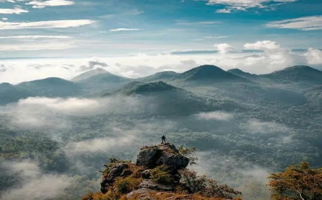 Menikmati Indahnya Bukit Cumbri dari Jalur Terdekat