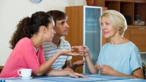 Tinggal Bersama Orangtua Usai Menikah, Bijakkah?