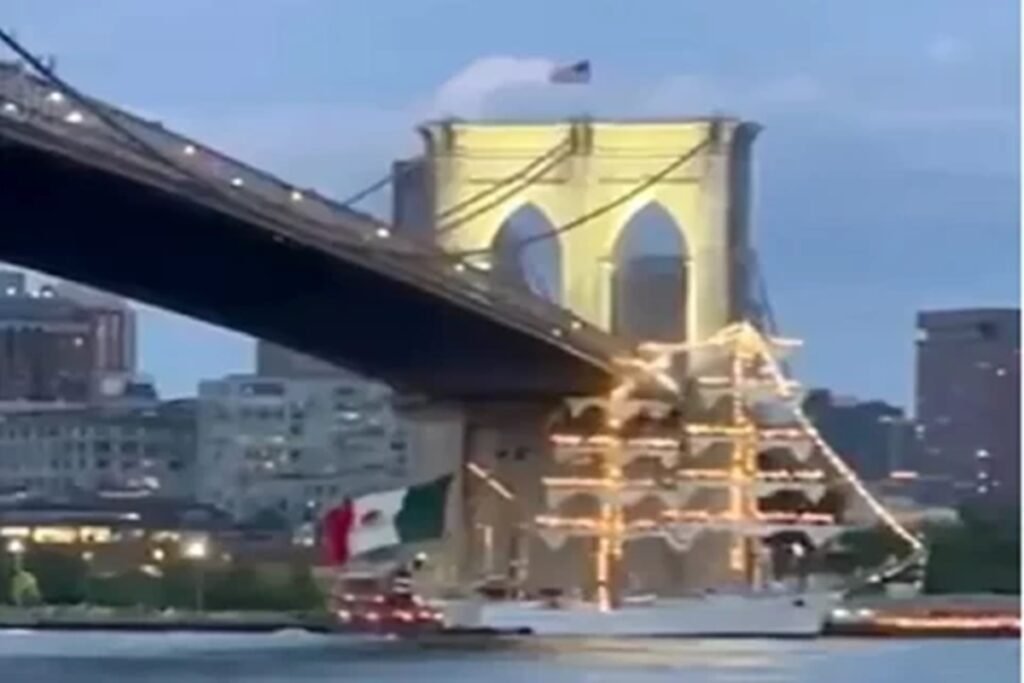 Kapal Perang Meksiko Tabrak Jembatan Brooklyn New York