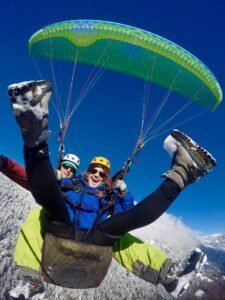 Terbang Bebas di Atas Awan: Sensasi Tak Terlupakan Paragliding di Puncak